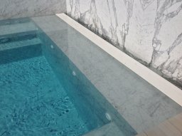 piscina con cascata a stramazzo